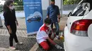 COO Asuransi Astra Hendry Yoga (kanan) berbincang dengan pelanggan Garda Oto saat uji emisi gratis Asuransi Astra, di Jakarta, Minggu (12/12/2021). Sebanyak 400 mobil berusia diatas 3 tahun dari berbagai merk ikuti uji emisi dalam kampanye #IndonesiaLangitBiru. (Liputan6.com/Fery Pradolo)