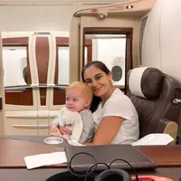 Marissa Nasution dan buah hati, Alaia Moana atau yang akrab disapa Allie saat terbang bersama ke Auckland, Selandia Baru. (dok. Instagram @marissaln/https://www.instagram.com/p/B72-T9jn0HH/Putu Elmira)