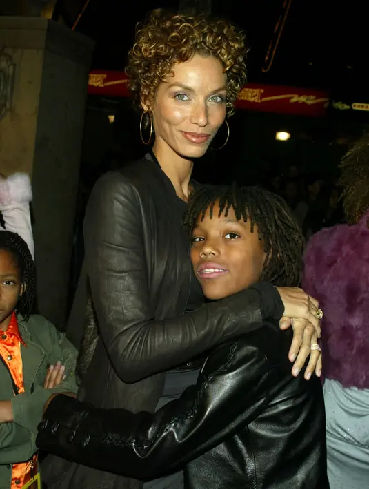 Nicole Mitchell, mantan  istri Eddie Murphy bersama anak mereka bernama Miles Mitchell Murphy. Miles merupakan anak kedua Eddie Murphy dari pernikahannya dengan Nicole, kini Miles telah berusia 22 tahun. (AFP/Bintang.com)