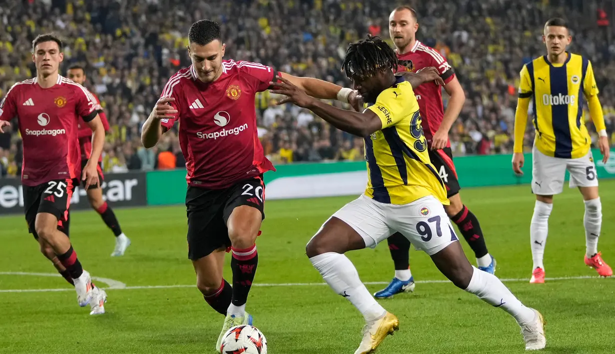 Di babak kedua, tuan rumah Fenerbahce tampil agresif. (AP Photo/Francisco Seco)