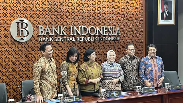 Gubernur Bank Indoensia (BI) Destry Damayanti bersama dengan dewan gubernur dalam konferensi pers hasil RDG BI di Jakarta, Rabu (21/10/2026). (Liputan6.com/Tian)