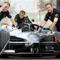 Kru paddock Jaguar TCS Racing mempersiapkan mobil milik Sam Bird jelang ajang balap mobil listrik Formula E, Jakarta E-Prix 2023, di Jakarta International E-Prix Circuit (JIEC), Ancol, Jakarta, Jumat (2/6/2023). (Bola.com/M. Iqbal Ichsan)