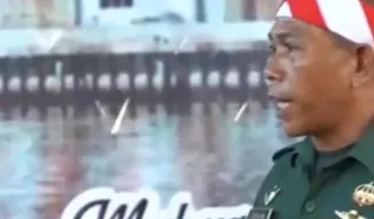 Mendengar namanya salah disebut, Mayjen Totok pun tersenyum. Dia lantas&nbsp; menanyakan umur si Babinsa.&nbsp;