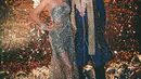 Lihat salah satu gaya couple Cinta Laura dan Arya Vasco di foto ini dalam balutan busana India. Cinta terlihat cantik luar biasa dengan kain sari dengan bahu asimetris berwarna silver yang berkilauan, sedangkan Arya terlihat gentleman dengan baju India untuk pria berwarna biru navy dengan sentuhan warna emas. [Foto: Instagram/claurakiehl]