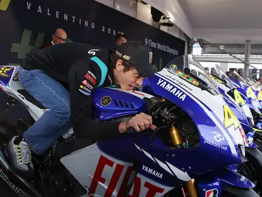 Valentino Rossi bernostalgia dengan sembilan motor yang mengantarkan The Doctor meraih sembilan titel juara dunia. Motor-motor tersebut dipamerkan jelang balapan terakhir dalam kariernya. (AFP/Jose Jordan)