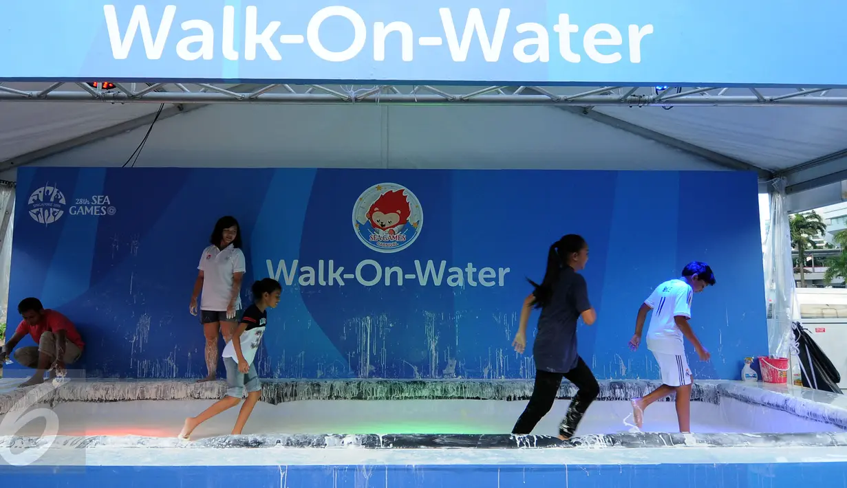 Warga Singapura bersiap menyambut perhelatan olahraga se Asia Tenggara, Sea Games 2015 pada 5-16 Juni 2015. Sejumlah permainan anak memeriahkan Sea Games Carnival, Senin (1/6/2015). (Liputan6.com/Helmi Fithriansyah)
