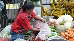 Pedagang cabai di Pasar Minggu merapihkan barang daganganya, Jakarta, Senin (10/10). Kenaikan harga cabai keriting terimbas kondisi cuaca yang kurang baik sehingga membuat pasokan berkurang. (Liputan6.com/Yoppy Renato)
