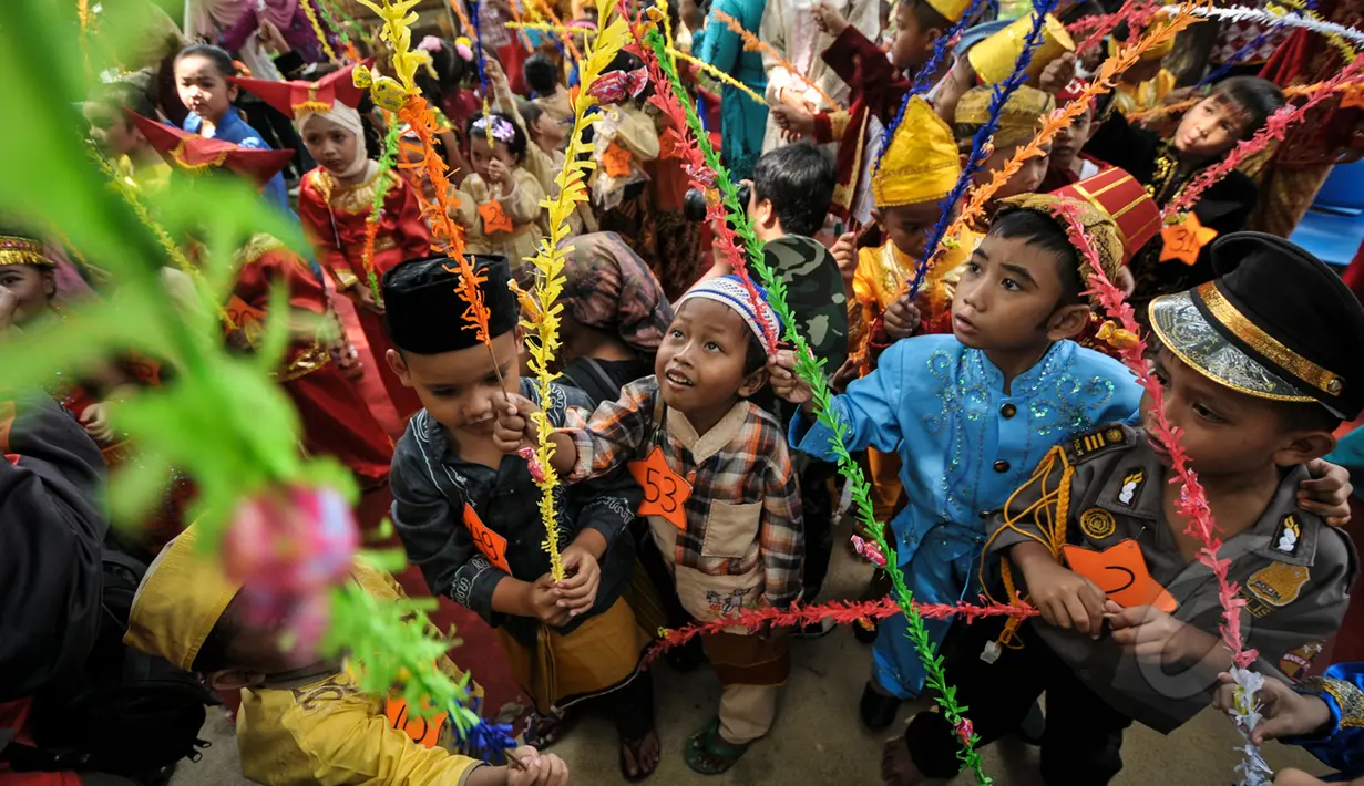 Murid-murid TK Sekolah Alternatif untuk Anak Jalanan (SAAJA) berpawai mengenakan pakaian adat di kawasan Kuningan, Jakarta, Selasa (21/4/2015). Kegiatan diikuti 70 an anak kurang mampu dalam rangka peringatan Hari Kartini. (Liputan6.com/Faizal Fanani)