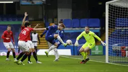 Striker Chelsea, Timo Werner, mencetak gol ke gawang Morecambe pada laga Piala FA di Stadion Stamford Bridge, Minggu (10/1/2021). Chelsea menang dengan skor 4-0. (AP/Matt Dunham)