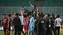 Para pemain dan tim ofisial Persis Solo merayakan kemenangan 2-1 atas Martapura Dewa United dengan mengangkat pelatih Eko Purdjianto usai berakhirnya laga semifinal Liga 2 2021 di Stadion Pakansari, Bogor, Senin (27/12/2021). (Bola.com/Bagaskara Lazuardi)