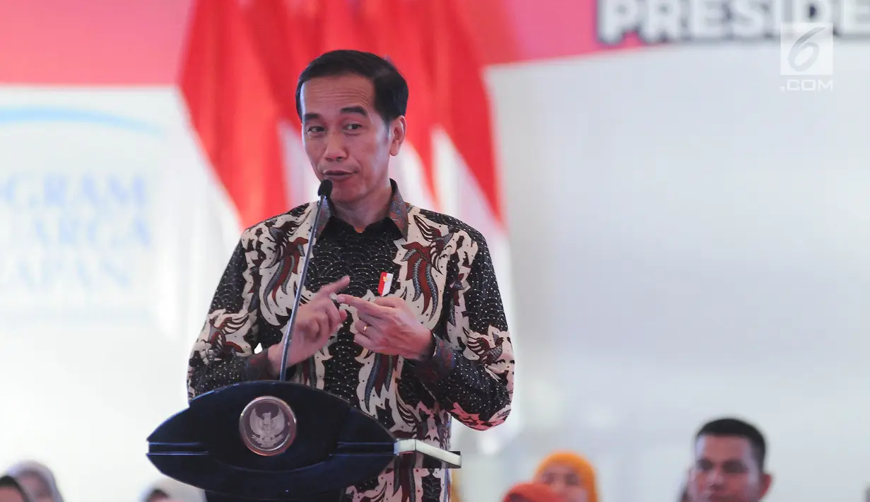 Presiden Joko Widodo atau Jokowi memberi arahan saat menyalurkan bantuan sosial Program Keluarga Harapan (PKH) dan Bantuan Pangan Non Tunai (BPNT) kepada seribu warga Depok, Jawa Barat, Selasa (12/2). (Liputan6.com/Herman Zakharia)