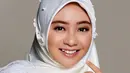 Gaya penampilan ibu satu anak ini dengan makeup tebal berhasil mencuri perhatian. Tak sedikit netizen yang menyebutnya makin cantik. Eyeshadow dan lipstik yang ia pilih kali ini juga tampak senada dan cocok. (Liputan6.com/IG/eganoviantika_98)