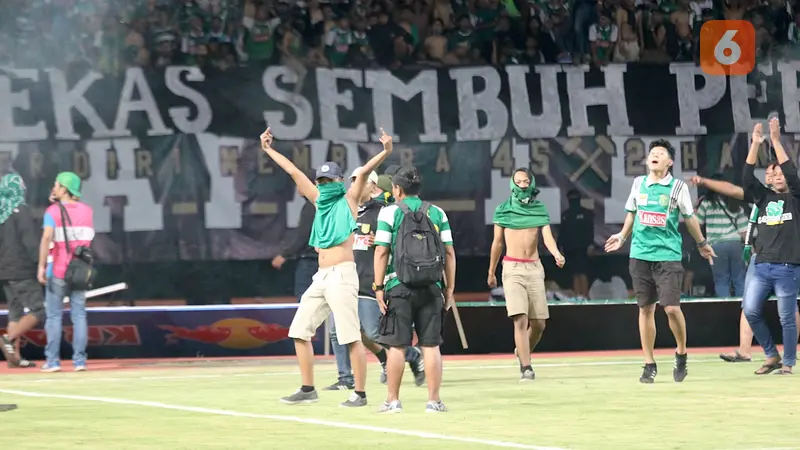 Suporter Persebaya vs Madura United