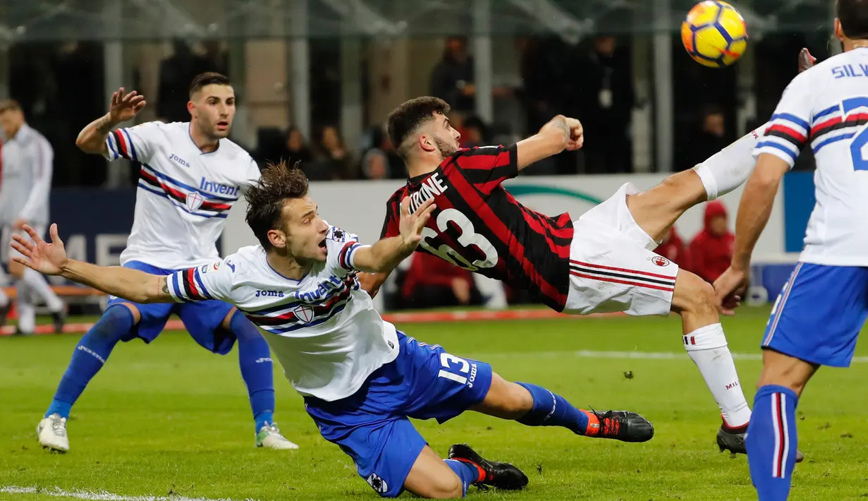 Pemain AC Milan, Patrick Cutrone melakukan tendangan dengan kawalan pemain Sampdoria, Marco Gianna dalam lanjutan pertandingan Serie A di San Siro, Minggu (18/2). AC Milan menundukkan tamunya Sampdoria dengan skor tipis 1-0. (AP/Antonio Calanni)