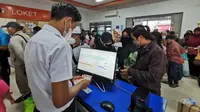 Petugas boarding memeriksa kesesuaian tiket para  penumpang di staisun Rogojampi Banyuwangi (Istimewa)