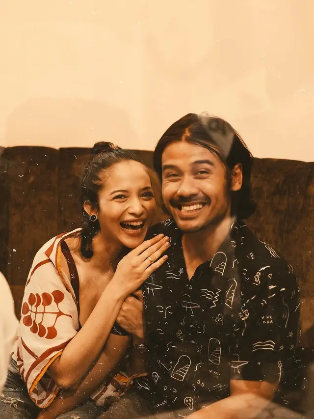 'Diserang' Penonton Layangan Putus, Ini 6 Potret Romantis Chicco Jerikho dan Putri Marino