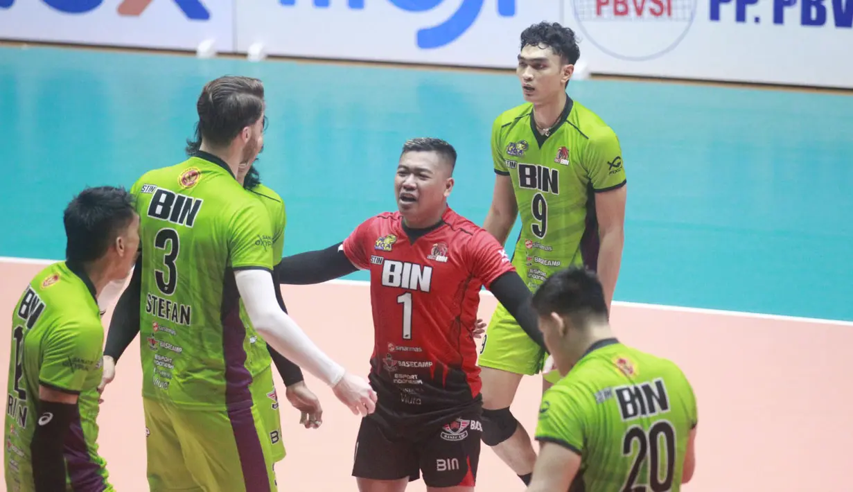 <p>Selebrasi para pemain Jakarta STIN BIN, Hendrik Agel Kurniasandi (tengah) dkk setelah mencetak angka saat menghadapi Jakarta Bhayangkara Presisi pada laga seri keempat putaran pertama PLN Mobile Proliga 2024 di GOR Tri Dharma Petrokimia, Gresik, Jawa Timur, Jumat (17/5/2024). Jakarta STIN BIN menang 3-1 (14-25, 25-21, 25-20 dan 25-21). (Dok. PBVSI)</p>