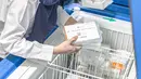 Petugas kesehatan membongkar kotak vaksin Covid-19 buatan Sinovac Biotech Ltd. di Puskesmas Cilincing, Jakarta, Rabu (13/1/2021). Pemprov DKI akan menggelar vaksinasi di 453 fasilitas kesehatan DKI Jakarta dengan jumlah dosis vaksin sebanyak 39.200 vaksin. (Liputan6.com/Faizal Fanani)