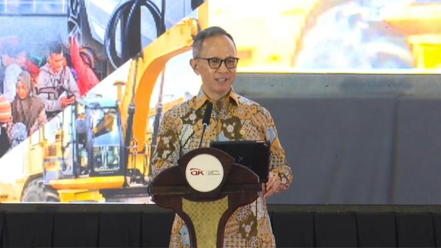 Ketua Dewan Komisioner OJK Mahendra Siregar meluncurkan peta jalan atau roadmap pengembangan dan penguatan perusahaan pembiayaan. (Arief/Liputan6.com)