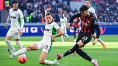 Bek Sassuolo, Jay Idzes, berusaha menghentikan tendangan pemain AC Milan, Davide Bartesaghi, pada pekan ke-15 Serie A di San Siro, Minggu (14/12/2025) malam WIB. (AFP/Piero Cruciatti)