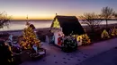 Pohon Natal dan Sinterklas menghiasi pintu masuk pantai di Haffkrug, Jerman utara, Senin (20/12/2021). (AP Photo/Michael Probst)