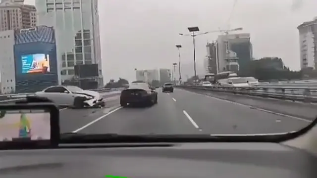 Dalam video yang dibagikan @agoez_bandz4, terlihat beberapa mobil BMW tengah melaju kencang dan menyalip kendaraan lain di kawasan Slipi, Jakarta Barat.