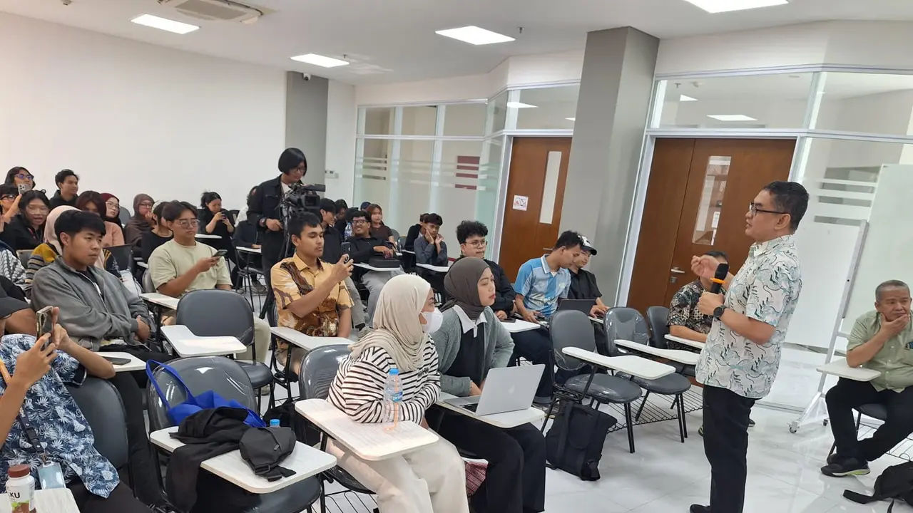 IMDE menghadirkan kuliah umum tentang transformasi digital, mendorong peserta memahami peluang karier dan bisnis di industri digital.