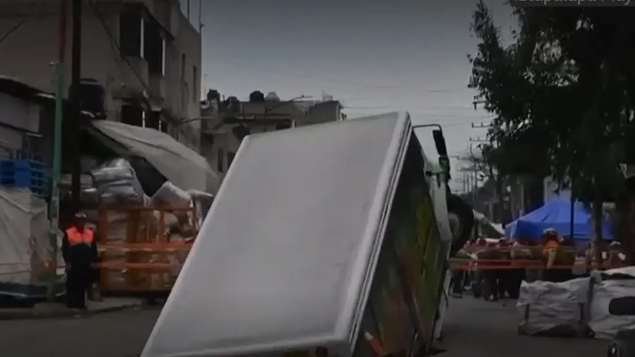 Truk kargo bermerek Jarritos terperosok dengan bagian belakang lebih dulu masuk ke dalam sinkhole di Mexico City (Dok. Kantor Walikota Iztapalapa)