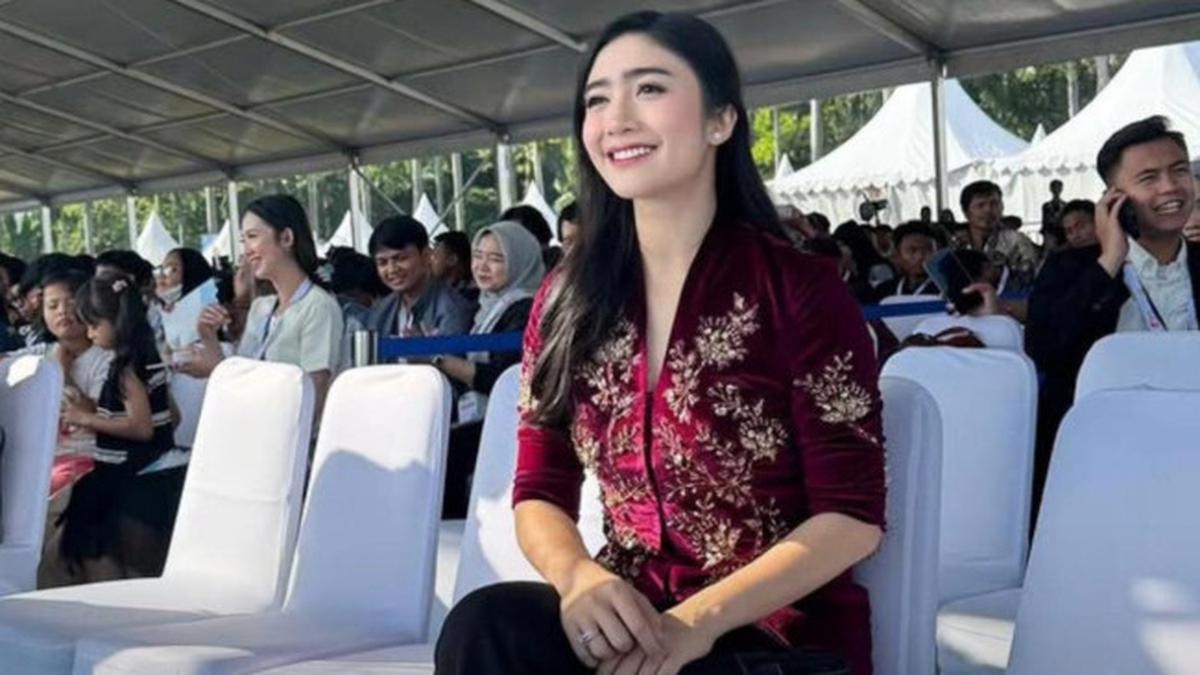 Gaya Febby Rastanty di Hari Bhayangkara ke-79, Anggun dalam Balutan Kebaya Velvet Burgundy