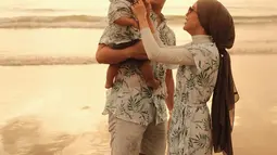 Tak hanya acara formal, orang tua Leslar Al Fatih ini juga terlihat kompak mengenakan setelan baju pantai. Baju couple Lesti dan Rizky Billar bisa jadi inspirasi banyak pasangan muda. Mengingat desainnya yang kekinian. (Liputan6.com/IG/lestykejora)