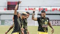 Rafael Silva dkk. merayakan gol cepat saat Barito Putera mengalahkan Persik Kediri 2-0 pada pekan ke-32 BRI Liga 1 di Stadion Kapten I Wayan Dipta Gianyar, Bali, Sabtu (19/3/2022). (Bola.com/Gatot Susetyo)