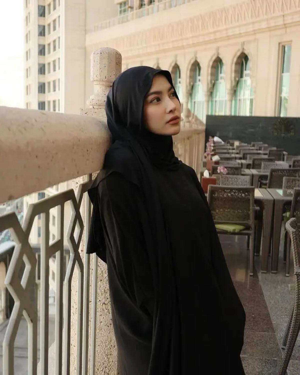 6 Potret Mahalini Pakai Hijab Meleyot di Tanah Suci, Sule Puji Penampilan Menantu