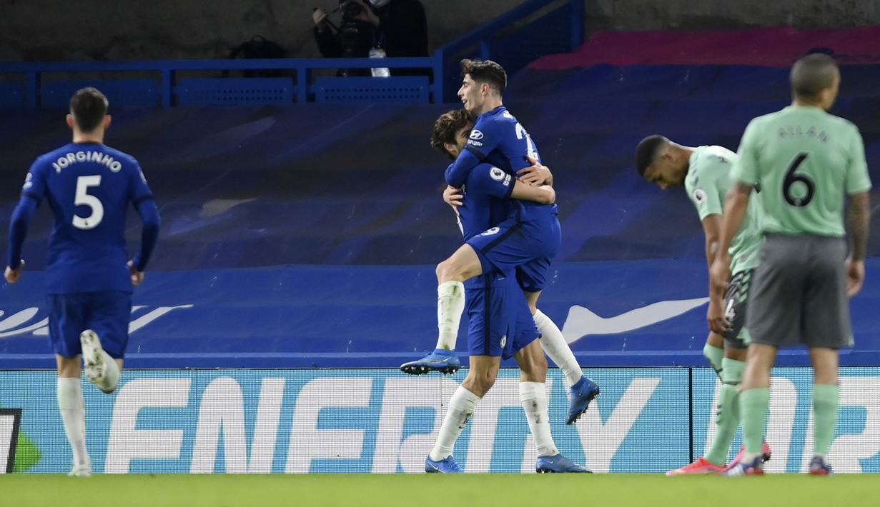 Para pemain Chelsea melakukan selebrasi usai pemain Everton, Ben Godfrey, melakukan gol bunuh diri pada laga Liga Inggris di Stadion Stamford Bridge, Senin (8/3/2021). Chelsea menang dengan skor 2-0. (Mike Hewitt/Pool via AP)