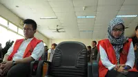 Terdakwa kasus pembunuhan Ade Sara, Ahmad Imam Al-Hafitd (19) dan Assyifah Anggraini (19) saat menjalani sidang perdana di Pengadilan Negeri Jakarta Pusat, Selasa (19/8/14). (Liputan6.com/Faisal R Syam)