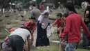 Warga menabur bunga di pusara saat berziarah kubur di Tempat Pemakaman Umum (TPU) Menteng Pulo, Jakarta, Minggu (28/4/2019). Sepekan menjelang datangnya bulan Ramadan, banyak masyarakat melakukan ziarah kubur mendoakan mendiang keluarga dan kerabat mereka. (Liputan6.com/Faizal Fanani)