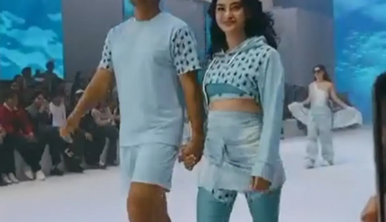 Show dilanjutkan dengan Cover Me Not yang didirikan oleh Kelly Tandiono. Ririn Ekawati dan Ibnu Jamil tampil bergandengan tangan membawakan koleksi Cover Me Not bernuansa biru muda, warna laut yang lembut. [Foto: Instagram/ririnekawati11]