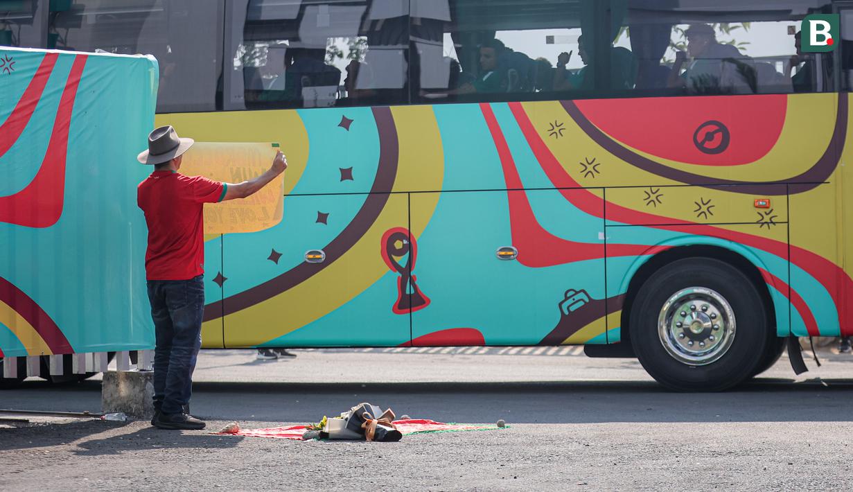 <p>Suporter Maroko, Mohammad Aziz Mrabat saat memberikan dukungan saat kedatangan Timnas Maroko U-17 menjelang laga kedua Grup A Piala Dunia U-17 2023 antara melawan Timnas Ekuador U-17 di Stadion Gelora Bung Tomo (GBT), Surabaya, Senin (14/11/2023). (Bola.com/Bagaskara Lazuardi)</p>