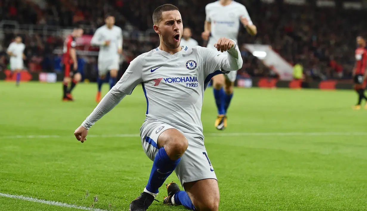 Gelandang Chelsea, Eden Hazard, melakukan selebrasi usai mencetak gol ke gawang Bournemouth pada laga Premier League di Stadion Vitality, Sabtu (28/10/2017). Chelsea menang 1-0 atas Bournemouth. (AFP/Glyn Kirk)