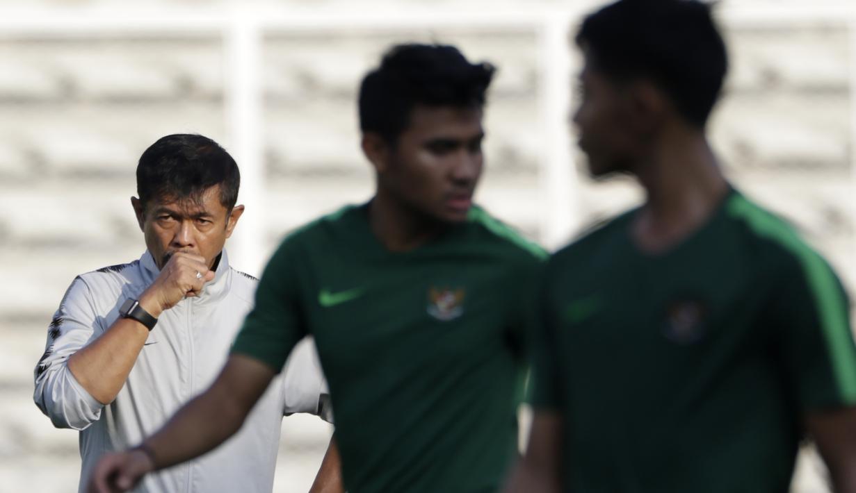Pelatih Timnas Indonesia U-22, Indra Sjafri, mengamati anak asuhnya saat latihan di Stadion Madya, Senayan, Jakarta, Senin (4/3). Latihan tersebut untuk persiapan kualifikasi Piala AFC U-23. (Bola.com/M Iqbal Ichsan)