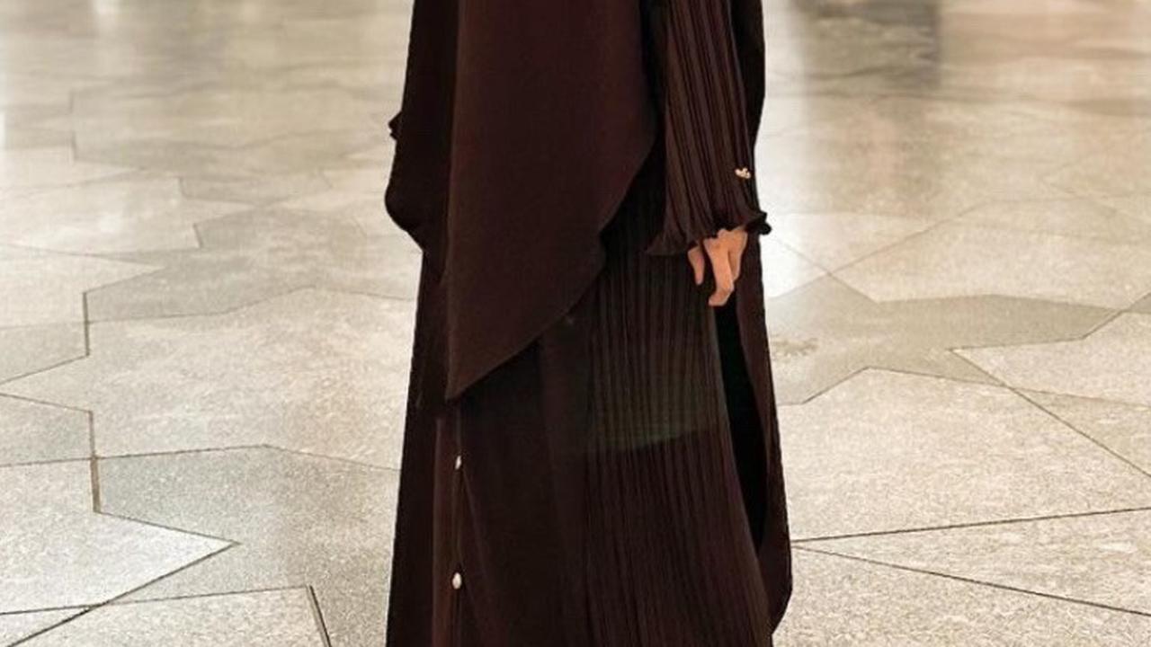 Artis yang baru saja memutuskan untuk memeluk agama Islam, Clara Shinta juga melaksanakan ibadah umrah di akhir tahun 2023. Segala kegiatan di tanah suci dibagikan Clara di akun Instagramnya.