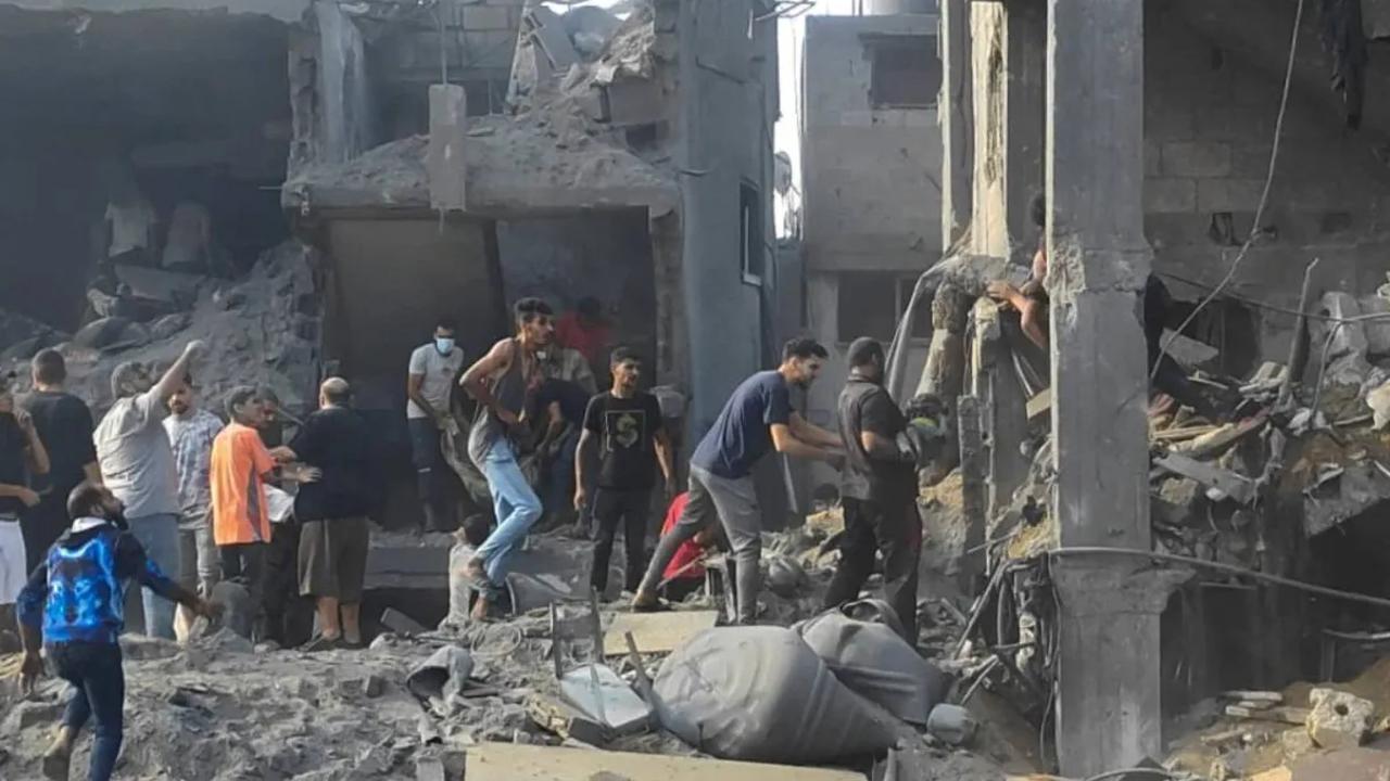 Area yang tadinya berdiri banyak bangunan kini kondisinya rata dengan tanah dan hancur lebur digempur Israel.<br><br>Hanya puing dan reruntuhkan bangunan saja yang tersisa.