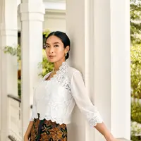 Kebaya kartini Happy Salma dimodifikasi dengan potongan pendek dan terlihat lebih modern [@happysalma]