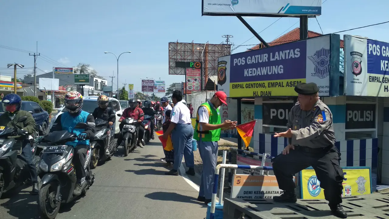 Aksi Unik Kapolsek Joget di Depan Pemudik di Cirebon