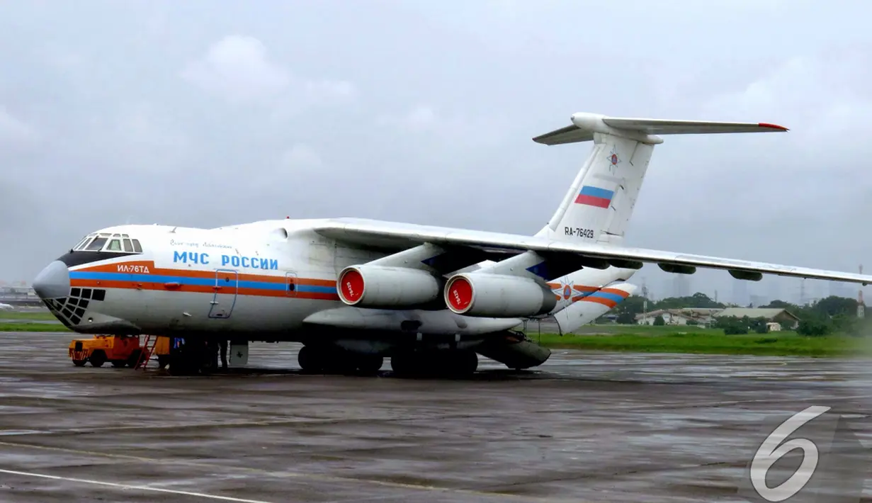 Pesawat militer Rusia telah tiba di Lanud Halim Perdanakusuma, Jakarta dan siap membantu tim SAR  mencari AirAsia QZ8501, Minggu (4/1/2015). (Liputan6.com/Andrian M Tunay)