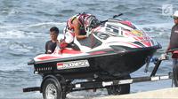Atlet Jetski Indonesia, Aqsa Sutan Aswar tertunduk saat dievakuasi akibat mesin mati saat Final Moto4 Jetski kelas Runabout Limited Asian Games di Pantai Ancol, Jakarta, Jumat (24/8). Aqsa harus puas dengan perunggu. (Liputan6.com/Helmi Fithriansyah)