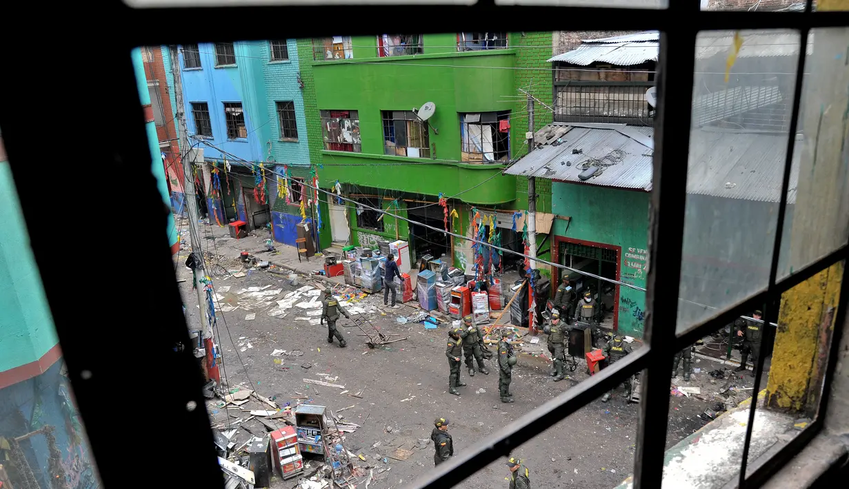 Sejumlah petugas saat menggerebek kampung narkoba dan prostitusi The Bronx di Bogota, Kolombia (1/6). Kepolisian dan kejaksaan Kolombia menggelar razia besar-besaran di wilayah The Bronx. (AFP PHOTO/Guillermo LEGARIA)