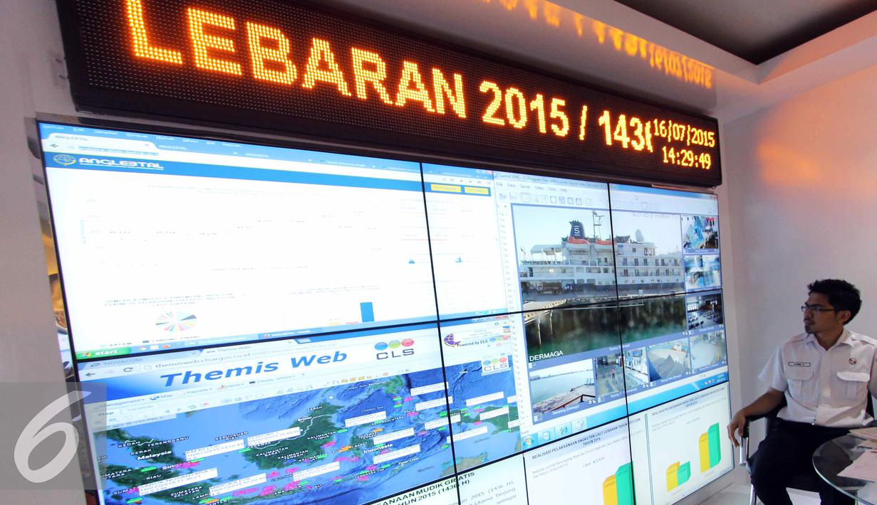 Petugas memantau layar monitor di ruang pusat kontrol arus mudik di Jakarta (15/7/2015). Ruang kontrol ini mengamati jalan utama, bandara, stasiun kereta api dan pelabuhan laut yang digunakan para pemudik. (Liputan6.com/Helmi Afandi)