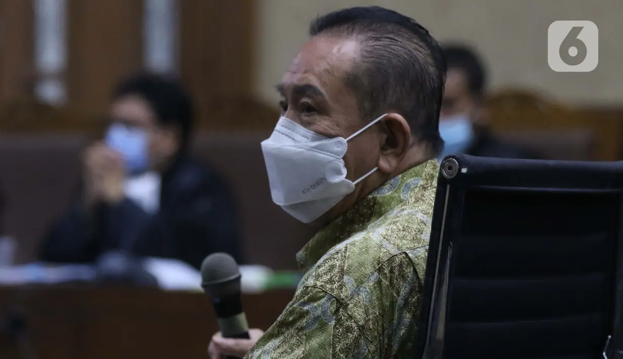 Tersangka perkara dugaan suap penghapusan nama terpidana perkara pengalihan hak tagih atau cessie Bank Bali dari daftar red notice Polri, Djoko Soegiarto Tjandra saat menjalani sidang pembacaan dakwaan di Pengadilan Tipikor Jakarta, Senin (2/11/2020). (Liputan6.com/Helmi Fithriansyah)