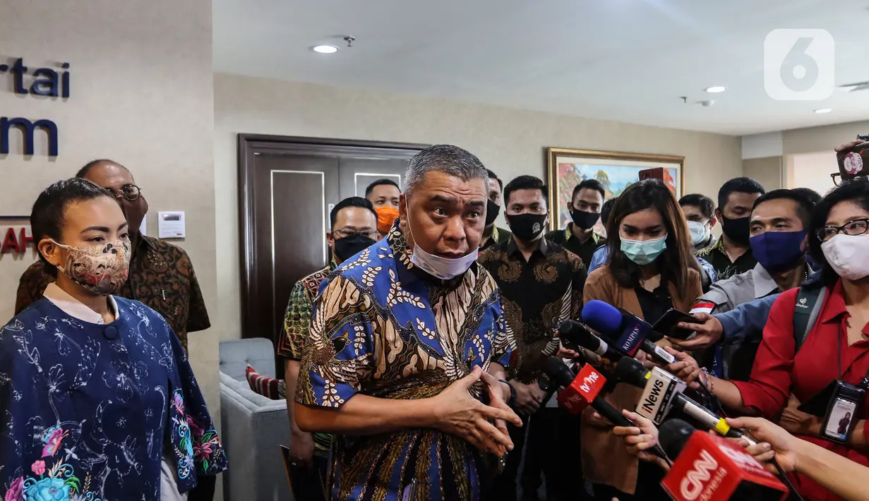 Wakil Ketua Umum DPP Partai NasDem Ahmad Ali dan Calon Wakil Walikota Tangsel dari Partai Gerindra Rahayu Saraswati Djojohadikusumo memberikan keterangan kepada awak media di Kompleks Parlemen Senayan, Jakarta. Rabu (29/7/2020). (Liputan6.com/Johan Tallo)