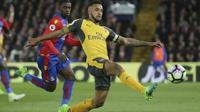 Theo Walcott tidak bisa berbuat banyak saat Arsenal kalah 0-3 dari Crystal Palace dalam lanjutan Liga Inggris di Selhurst Park, London, Selasa (11/4/2017) dinihari WIB. (AP Photo/Tim Ireland)